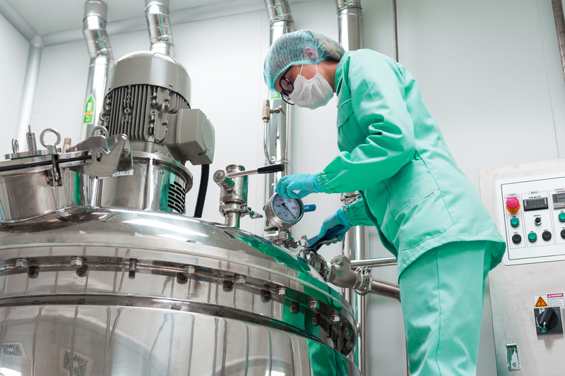 Kæmpe tank på et laboratorie og dame i dragt